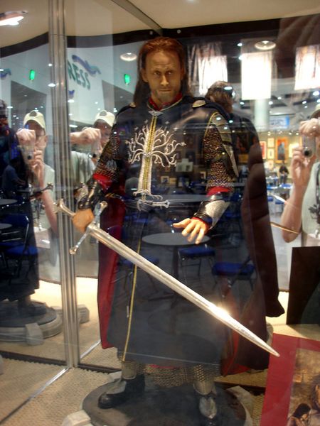 File:Cinemaquette Aragorn.jpg